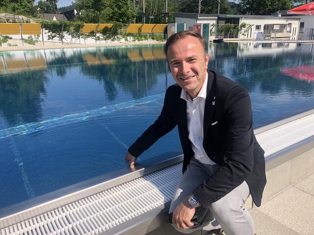 Vizebürgermeister Bernhard Auinger - hier im Aya-Freibad in der Alpenstraße - freut sich über die längeren Öffnungszeiten.
