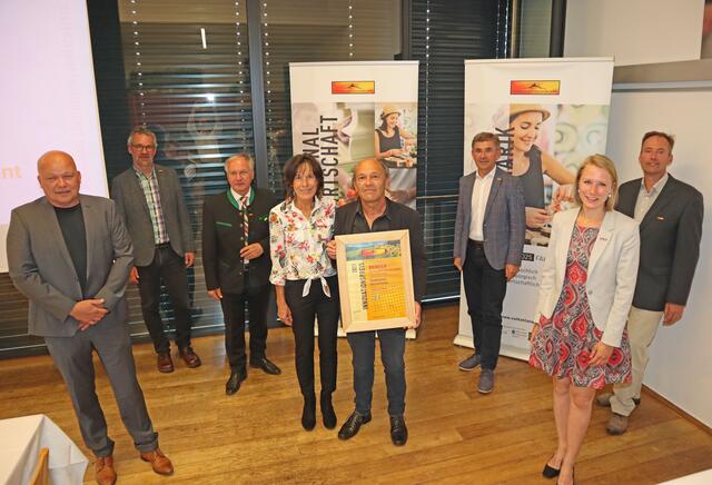 Johannes Feurer aus St. Anna am Aigen nahm die Urkunde für den Sonderpreis "Kulinarik.Kreativ 2021" entgegen.