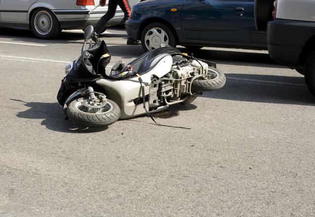 Der Motorradfahrer stürzte und wurde schwer verletzt (Symbolfoto).