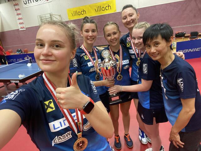 Erstmal ein Selfie – Margarita Baltusyte (l.) feiert mit ihren Teamkolleginnen den 21. Tischtennis-Meistertitel für Linz AG Froschberg. | Foto: Linz AG Froschberg