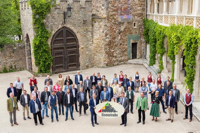 Die Vollversammlungsmitglieder mit dem neuen Obmann Bürgermeister Werner Krammer und Ehrenobmann Nationalratsabgeordneten Andreas Hanger im Schloss Rothschild in Waidhofen an der Ybbs.
 | Foto: Theo Kust/imagefoto.at