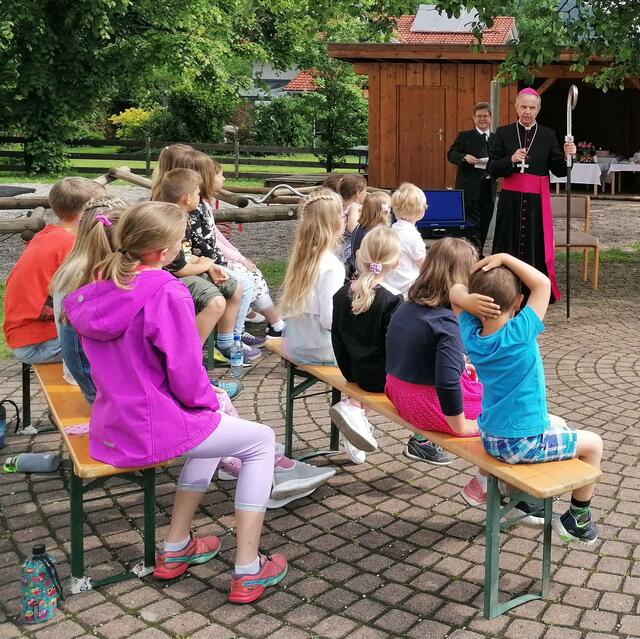 Der Weihbischof stellte den Kindern beim Quiz knifflige Fragen, die sie mit Bravour meistern konnten.