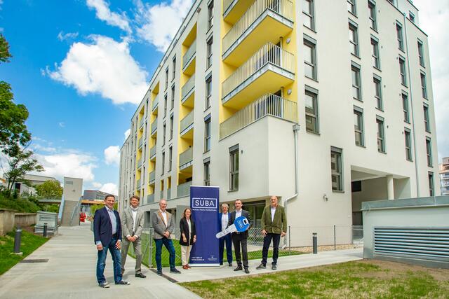 Übergabe in der Urschenböckgasse: Frank Gellrich (SÜBA), Thomas Bruckner (iC consulenten Ziviltechniker GesmbH), Harald Kopertz und Carmen Keider (AURIS Immo Solutions GmbH), Josef Fuhs (Hazet Bauunternehmung GmbH), Manfred Wachtler (SÜBA) und Ralf Krähmer (Hazet Bauunternehmung GmbH) (v.l.).