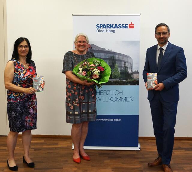 In bester Laune las die Grande Dame der Innviertler Mundart aus ihrem neuen Buch „Faxn“. | Foto: Sparkasse Ried-Haag