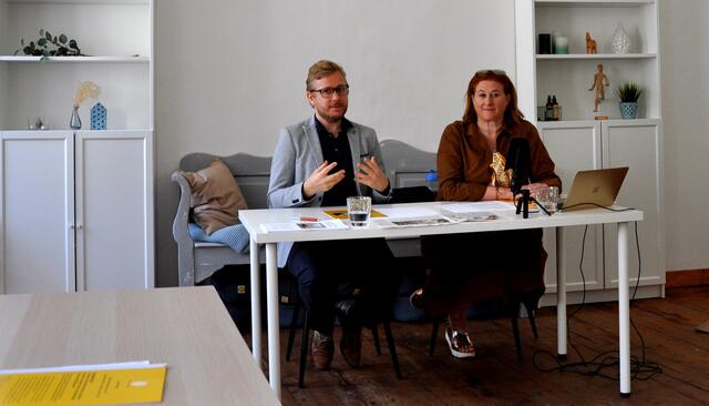 "Beste Partei OÖ"-Initiator David Packer mit Nicola Steinkogler, die für das Fundraising zuständig ist.