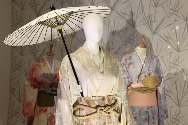 Kostüme aus abgespielten Produktionen – hier die Madama Butterfly – werden versteigert.