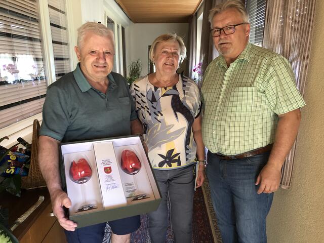 Robert und Irmgard Hödl mit Bürgermeister Josef Kutrovatz. Zur goldenen Hochzeit brachte der Bürgermeister seine Glückwünsche und ein kleines Geschenk mit.