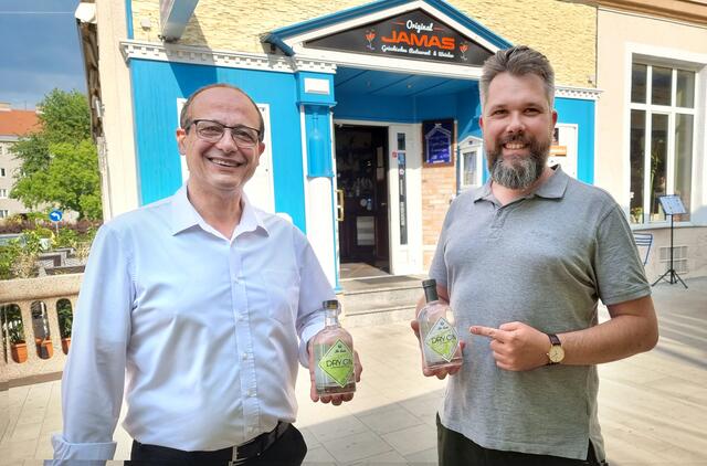 Giorgos Lithadiotis (l) und Pietro Scala laden zur Gin-Verkostung ein.