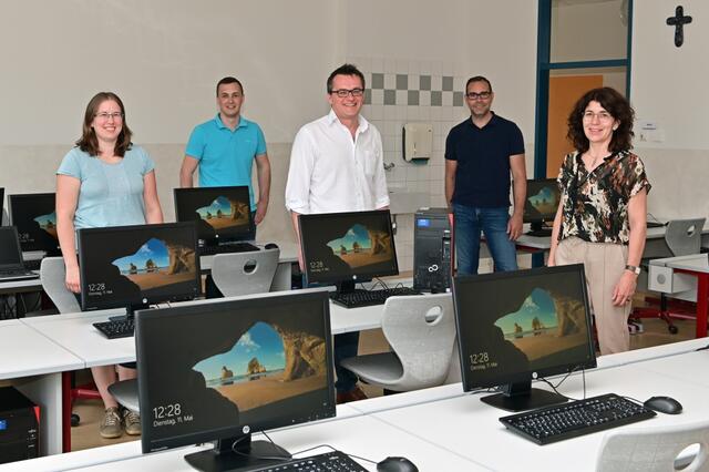 Susanne Schweinzer, Florian Rücklinger von der Firma SOP, Ausschussobmann Bgm. Hans-Jürgen Resel, Roland Wögrath und Direktorin Gabriele Mosch