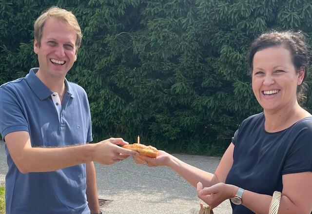 Auch Helena Kirchmayr freute sich über ein frischen Krapfen.