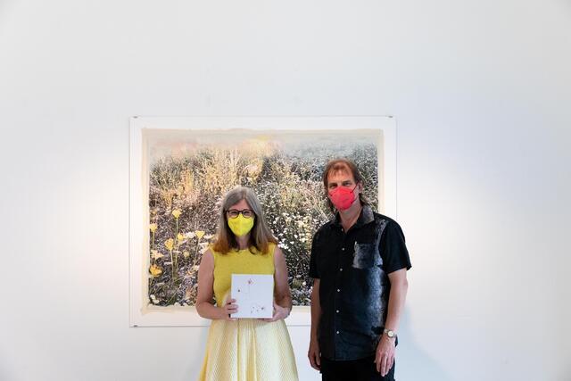 Die Künstlerin Regina Anzenberger bei der Vernissage und Buchpräsentation gemeinsam mit Kurt Stastka.
