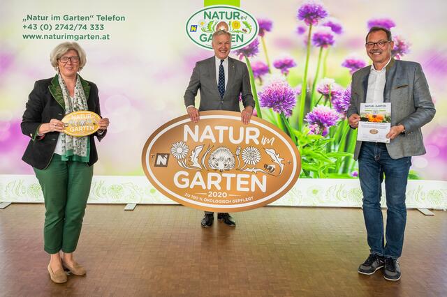 Landesrat Martin Eichtinger überreicht Bgm. Kurt Jantschitsch (re) und Gemeinderätin Andrea Grames (li) den Goldenen Igel von „Natur im Garten“.