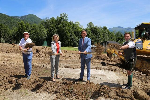 Im Salzkammergut erfolgte der Spatenstich für Europas modernste Golfarena: Von links Initiator Prof. Franz Laimer, Bürgermeisterin Ines Schiller (Bad Ischl), Tourismus- und Sport-Landesrat Markus Achleitner, Bürgermeister Franz Eisl (St. Wolfgang).