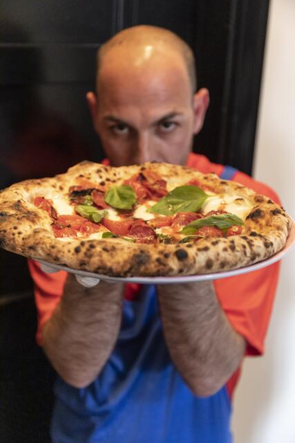 Die Pizzabäcker erinnern in ihren Outfits an die Figuren aus Mario Cart. | Foto: Mato Johannik