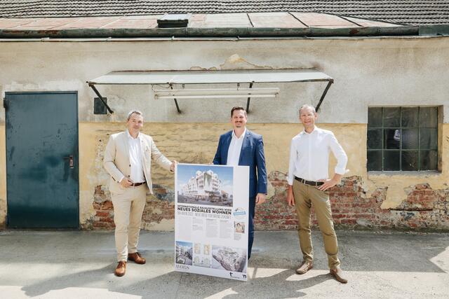 Bezirksvorsteher Marcus Franz (SPÖ, mitte) bei der Präsentation des neuen Wohnblocks.