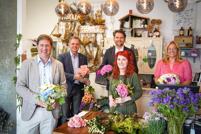 Bürgermeister Andreas Rabl (FPÖ), Peter Jungreithmair, (GF Wels Marketing & Touristik GmbH), Wirtschaftsstadtrat Peter Lehner (ÖVP), Michaela Zeilinger (Blumenfee), Vizebürgermeisterin Christa Raggl-Mühlberger (FPÖ) (v. l.) bei der Eröffnung der "Blumenfee".