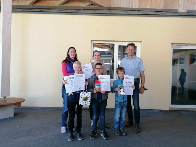 Schulleiterin Jennifer Balog, Klassenlehrerin Antonia Schrammel, Bürgermeister Peter Neger mit den jungen Mathematik-Talenten Florian Castell, Johannes Haring und David Deutsch
