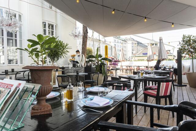 Auf der großen Terrasse am Naschmarkt lassen sich Cocktails und italienische Speisen genießen. | Foto: Mato Johannik