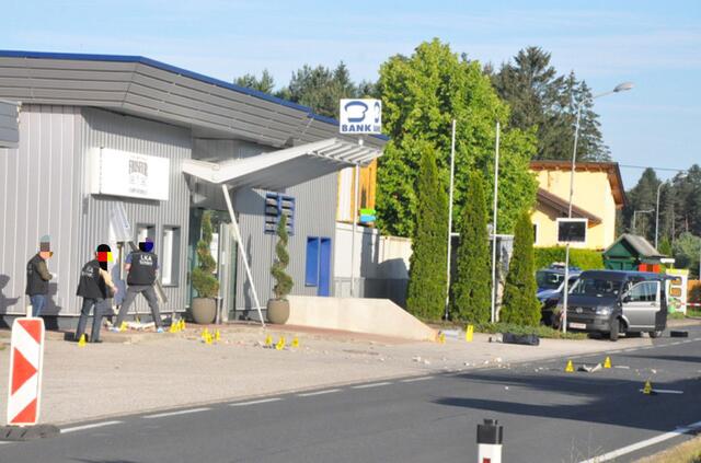 Ermittler des Landeskriminalamtes am Tatort. Teile des Bankomats sind auf der Straße zu sehen.