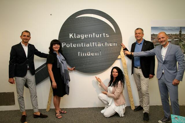 Paul Perkonig, Inga Horny, Gabriele Königsberger, Max Habenicht und Andreas Fritz bei der Präsentation der Initiative "Klagenfurts Freiflächen sichtbar machen"