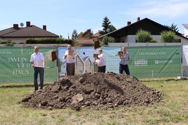 Bein Spatentstich in Aktion: Peter Weiser, Markus Neumayer, Josef Kohl und Helmut Weiser.