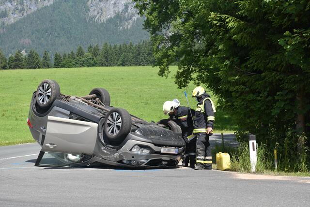 Nach einer Kollision zwischen einem PKW und einem Traktor in Angerberg überschlug sich das Auto.