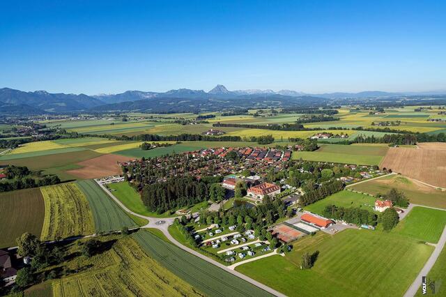 Der Campingplatz "Almtal Camp" (Bildvordergrund) in Pettenbach