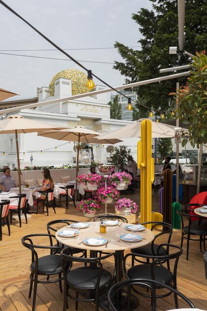 Von der Terrasse haben Gäste einen wunderbaren Blick auf die goldene Kuppel der Secession. | Foto: Mato Johannik