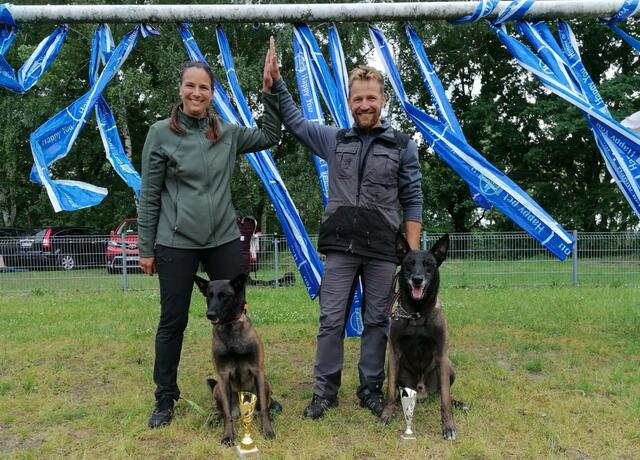 Birgit und Gerd Fürnschuss freuen sich mit ihren Hunden "Cuba le Petit Esprit" und "Agent le Petit Esprit" über die Erfolge im Mondioring in Polen
