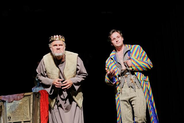 Das Stück wird als Musiktheater inszeniert. Thomas Lackner (Petrus Canisius) und Oliver Natterer (Narr) (v.l.)