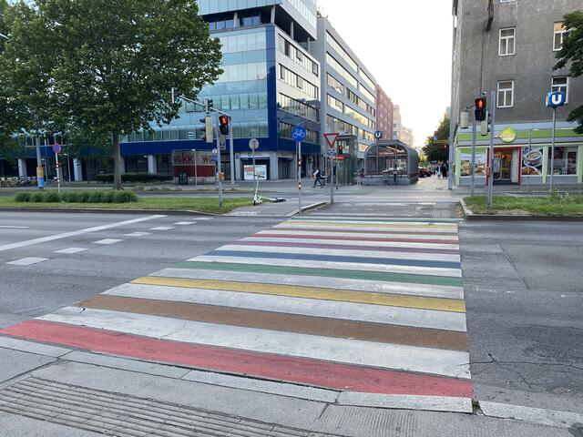 In der Lassallestraße erstrahlt bereits der zweite Zebrastreifen der Leopoldstadt in den Farben des Regenbogens. Die Finanzierung übernahm A1.