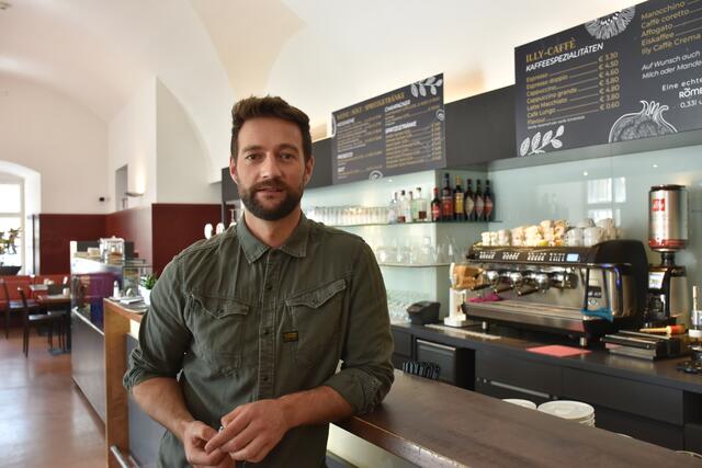 Geschäftsführer Thomas Genser in seinem "MUS.Cafè Museum" am Residenzplatz. Mit ihrer mediterranen "Crossover-Kitchen" wollen sie das Beste aus aller Welt verbinden und Speisen kreieren, die für eine kulinarische Überraschung sorgen. | Foto: Schrofner