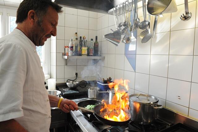 Tiroler Wirtshausküche mit Produkten aus der Region - Im Bild Chef Toni in seinem Element. | Foto: Andrea Knura