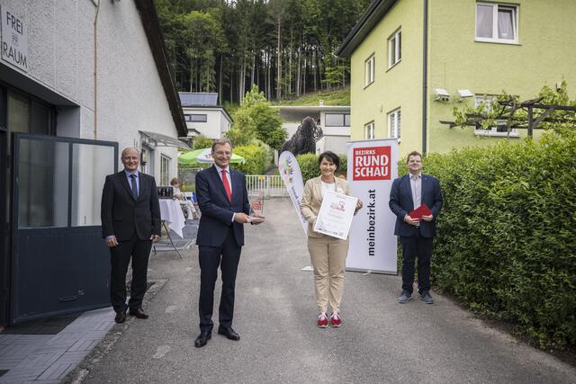 Landeshauptmann Thomas Stelzer (2.v.l.), Peter Schmolmüller von der OÖ Versicherung (l.) und  Roman Cserkits (r.) von der BezirksRundschau überreichten Ilse Schreiner-Kalleitner den Ehrenamtspreis "Florian". | Foto: Land OÖ/Max Mayrhofer