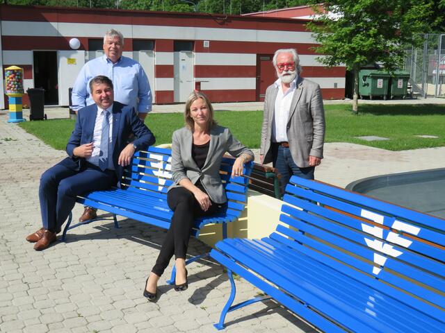 Nehmen Sie Platz: Die Volksbank Felixdorf spendete zwei neue, zusätzliche Sitzbänke für´s Freibad. Mag. Peter Pavitsits (VB Felixdorf), Vbgm. Günther Straub, Sandra Schiller (VB Felixdorf), Bgm. Walter Kahrer.