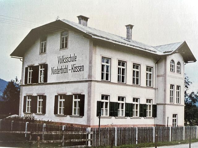 Die Volksschule "Niederbichl" in Bichlach besteht seit 1901. Diese Aufnahme zeigt das Gebäude nach der ersten Renovierung im Jahr 1956.