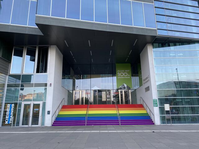 Am Praterstern 3 kann man die erste Regenbogenstiege vor dem ÖBB-Gebäude entdecken.