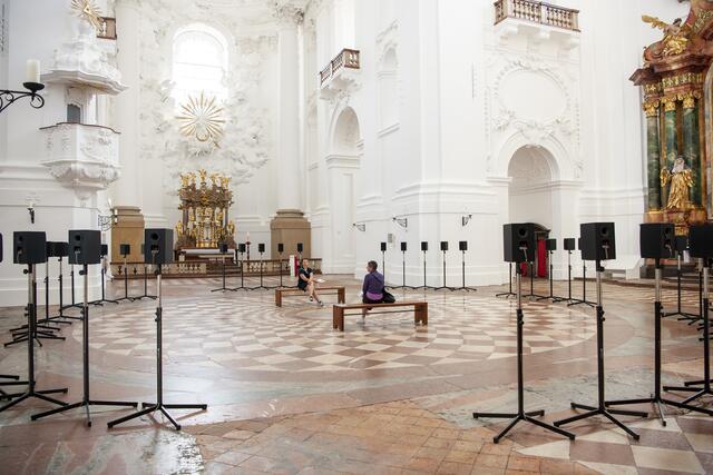 Die Klanginstallation „The Forty Part Motet“ von Janet Cardiff begleitet die Menschen in Zeitraum der gesamten Sommerszene.  | Foto: Bernhard Müller