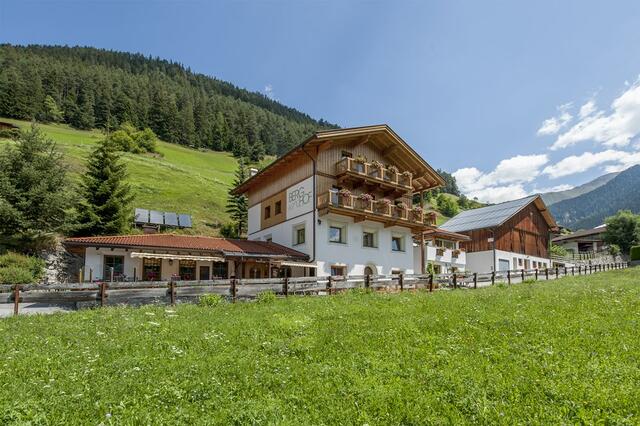 Auf 1.400m Seehöhe begrüßt die Familie Thöni Gäste im Hotel und Tiroler Wirtshaus in Pfunds.
​ | Foto: privat