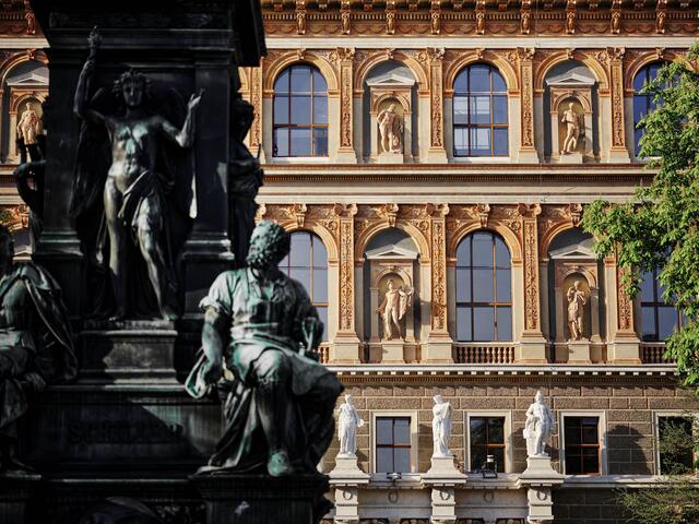 Die Fenster und die Fassade inklusive der Figuren wurden saniert.