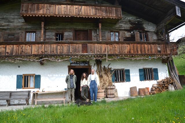 Vinzenz Lachermayer, Julia Pohl, David Troppmair vor dem historischen Hof. | Foto: Hinterholzer