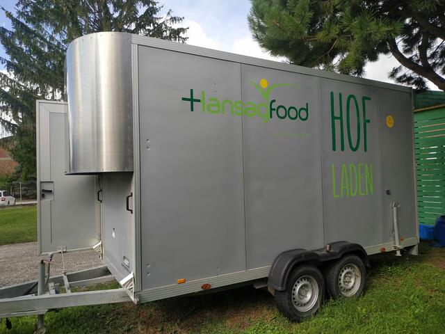 Das mobile Lebensmittelgeschäft ist etwas mehr als vier Meter lang und fast zwei Meter breit. Im Truck gibt es ein Kühlschrank.