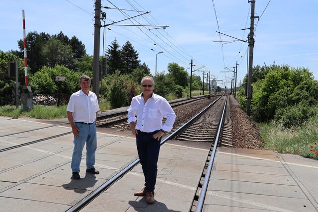Vizebürgermeister Johann Becher und Bürgermeister Josef Kohl auf der Bahnkreuzung Ringelsdorfer Straße.