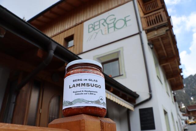 Saisonal bedingt gibt es um die zehn Gerichte von "BERG im Glas", die Palette reicht von der Pfundser Spezialität "Schledernocken" über Lammsugo von den eigenen Schafen bis hin zur Biersuppe mit dem Bier von "DIE BERGBRAUER". | Foto: Siegele
