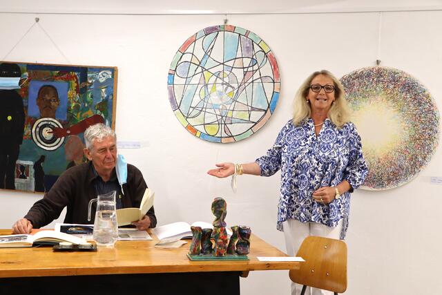 Gerald Kurdoğlu Nitsche mit Büchereileiterin Albertine Köll-Zimmermann (re.) | Foto: Siegele