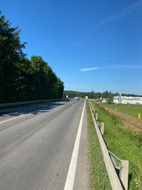 Entlang der B 57 wird schon gebaggert.