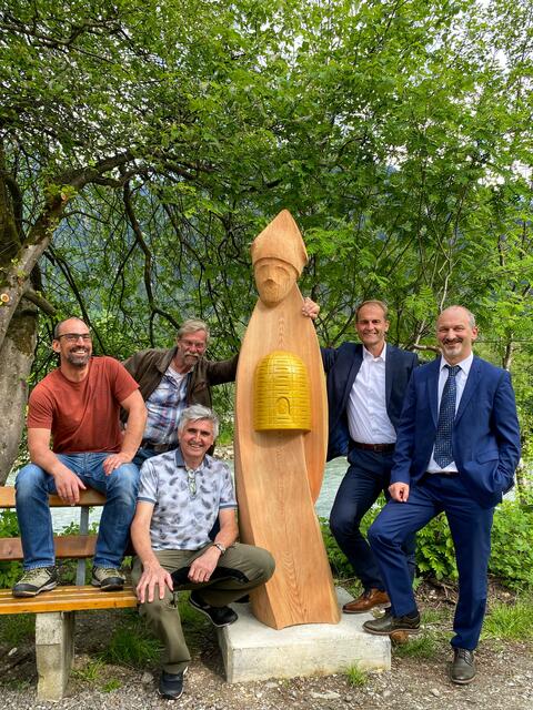 Der Hippacher Künstler Alois Stöckl, die Vorstandsmitglieder vom Bienenzuchtverein Hippach-Ramsau-Schwendau Obmann Franz Rauch und v.l.n.r. v.l.n.r. Alexander Würtenberger, sowie Peter Gomig und Helmut Pölzl von der Raiffeisenbank Hippach und Umgebung freuen sich über die neue Ambrosius-Statue beim Spielplatz Auenland in Schwendau.