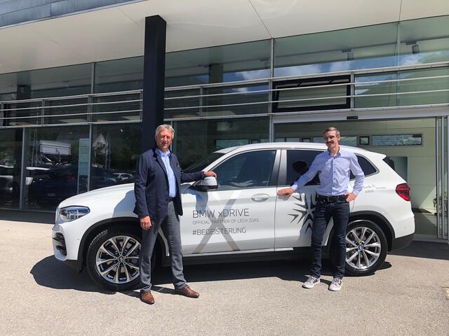 Bürgermeister Stefan Jochum und Unterberger Betriebsleiter Christoph Nigsch bei der Übergabe des BMW X3 Plugin-Hybrid an die Gemeinde
 Lech. | Foto: Unterberger/Gemeinde Lech