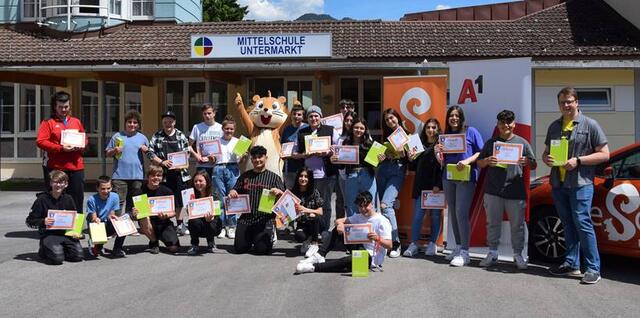 Die Schülerinnen und Schüler der Klasse 4a unter Klassenvorstand Martin Holzmann erhielten für ihre Leistungen ein Tablet.