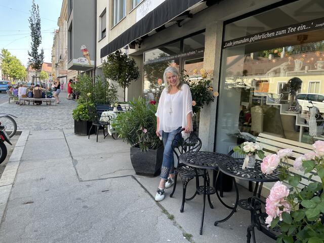 Eva Horvath weist auf die Linie hin, die ihren Schanigarten begrenzt. Im Hintergrund staut sich's oft zwischen Grünzone und Eisgeschäft.
